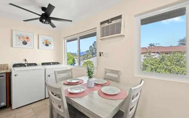 Sunny & Cheerful Near I-10 ~ Queen Beds ~ Parking