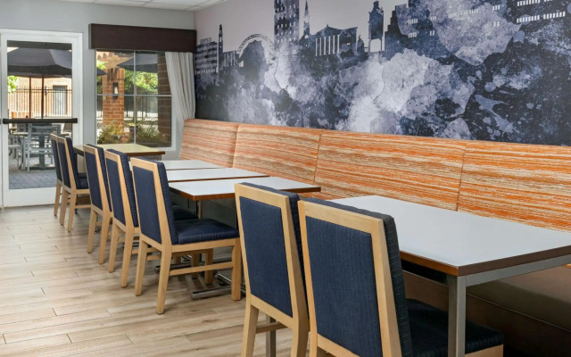 Hampton Inn & Suites Charlottesville-At the University