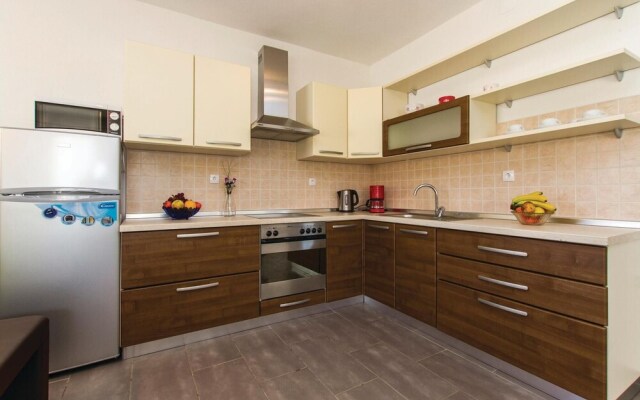 Beautiful Home in Vrecari With Wifi and 4 Bedrooms