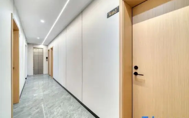 Yizhong Hotel (Hangzhou West Lake Lakeside Zhonghe North Road Subway Station)