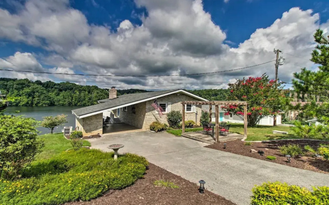 Lakefront Hiwassee Home w/ Private Dock & Deck!