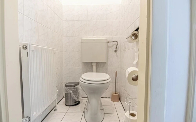 Stylish 3BR Apt With Balcony City Center