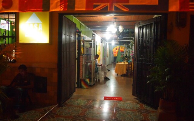 Hostal Casa Amarilla - Hostel
