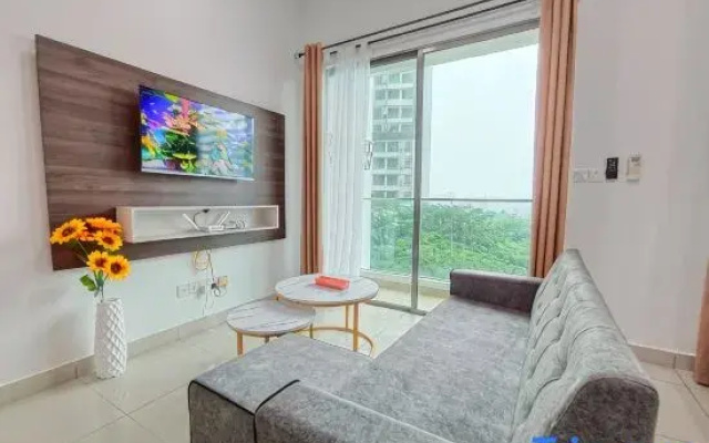 Comfy Cybersquare Ensuite with Skyline View #CS9