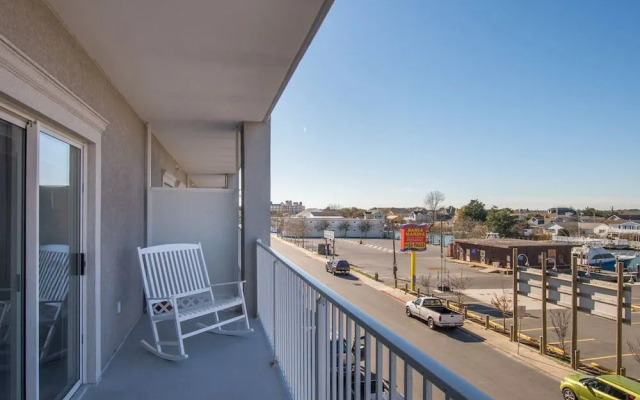 Mariners Watch 206 by RedAwning