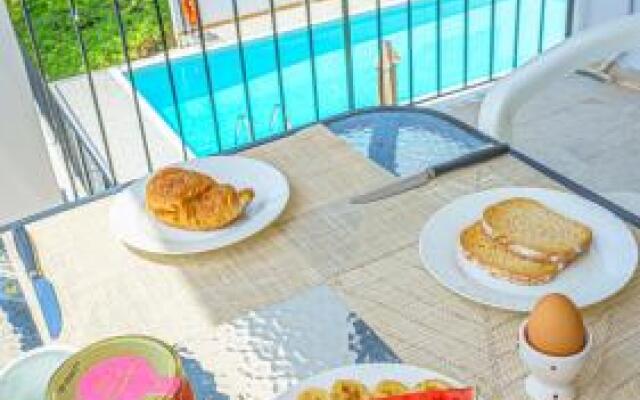 Zeus Pool Apartments