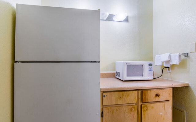 Rodeway Inn & Suites