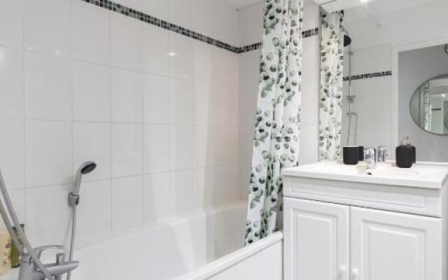 La Madeleine - Nice spacious apartment with parking and balcony!