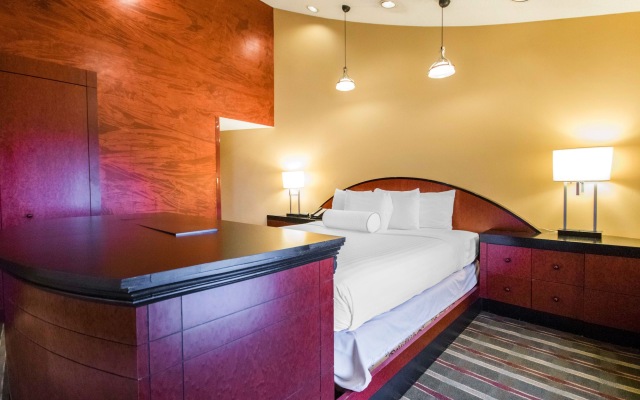 Pier 5 Hotel Baltimore, Curio Collection by Hilton