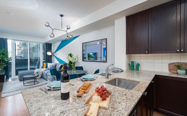 Peter St - Downtown Suite with Balcony