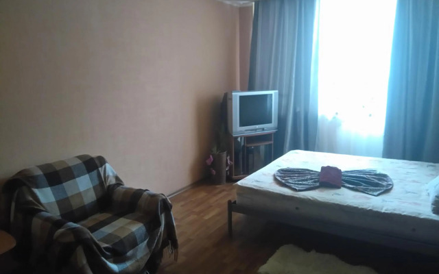 Квартира возле ТРЦ Космос .метро Героев труда