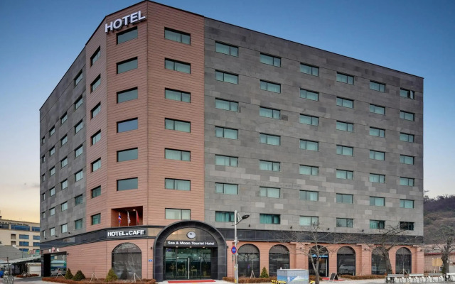 Sea & Moon Tourist Hotel