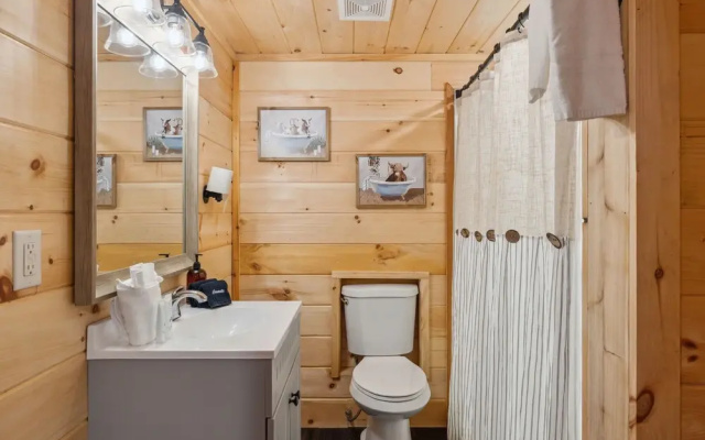 Majestic Valley Retreat 2 Bedroom Cabin by RedAwning
