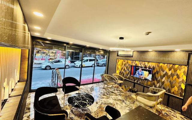 Crowned Exclusive Hotel