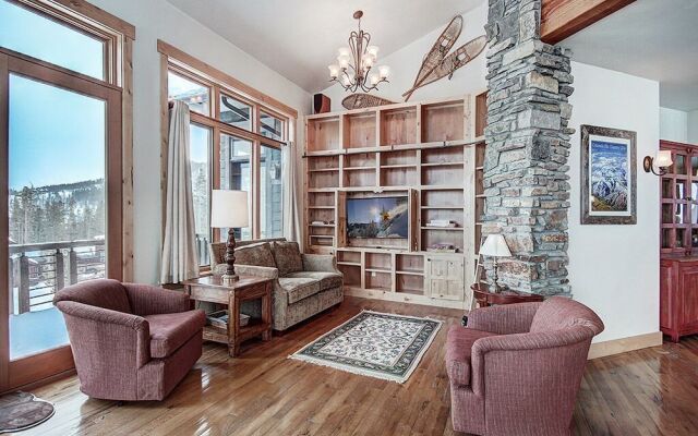 Gold Run Getaway 5 Bedroom Home by RedAwning