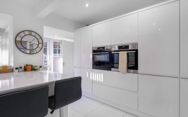 Delightful House 4 bed 2 bath  - Parking