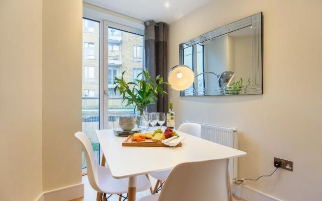 Luxurious Canary Gateway Serviced Apartment