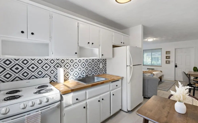 Charming Cozy Studio Lake Ridge