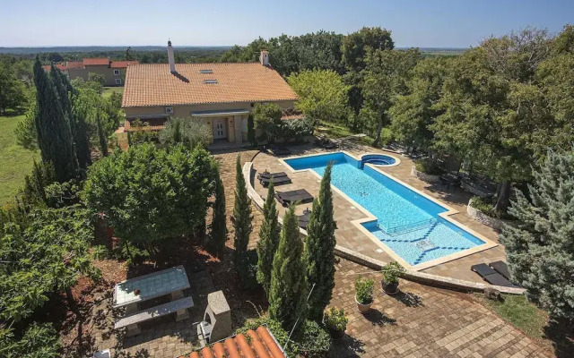 Modern Apartment in Pula With Swimming Pool