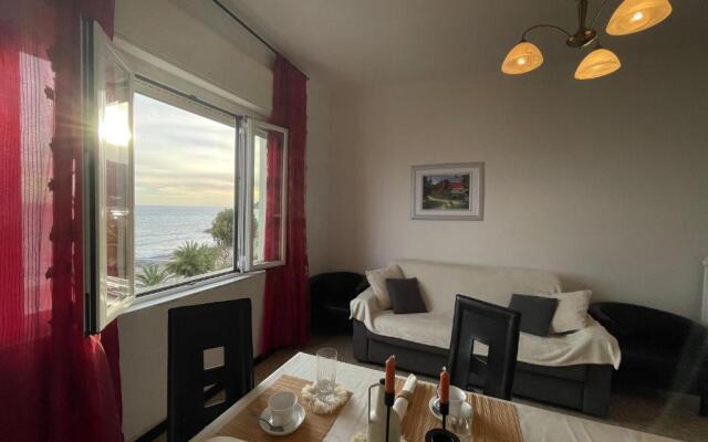 [Via XXV Aprile] 4 Locali - Di Fronte al Mare