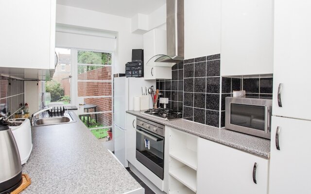 Spacious Shepherds Bush Apartment With Garden