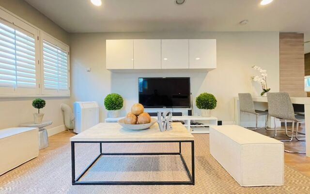 Modern 1Bd Famous  Venice 10B