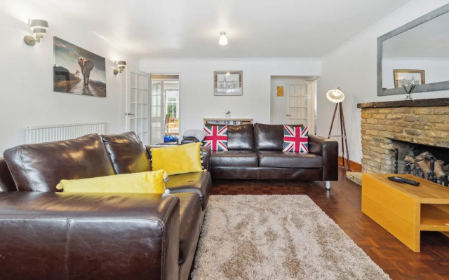 Spacious Home - Sleeps 10 - Free Parking - Pets