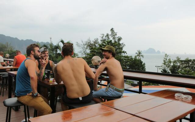 Balcony Party Hostel Beachfront - Adults Only