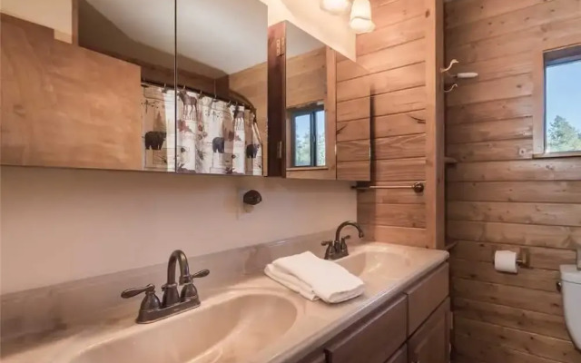 Moose Manor - Three Bedroom Cabin