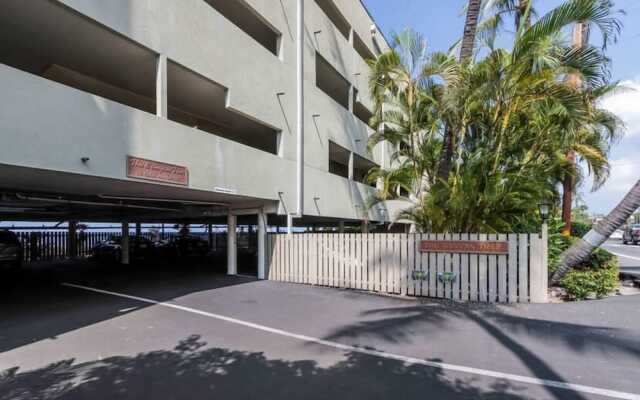 Banyan Tree Condo W/ Pool & Ocean Front!