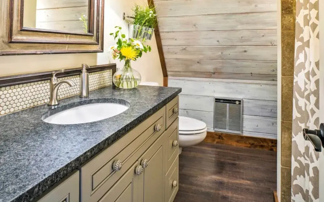 Cascade A-frame Cabin w/ Lake Views!