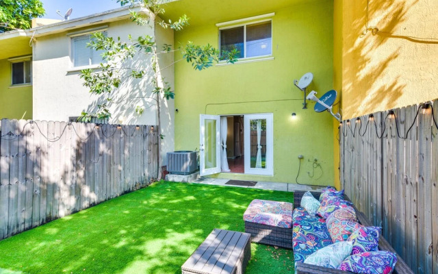 Opa-locka Townhome, 15 Mi to Miami Beach!