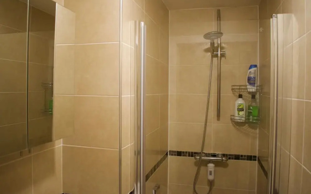 Central & Comfortable Flat - Sleeps 4