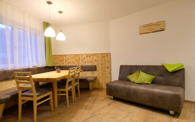 Top holiday apartment in Fügen with ski room and terrace
