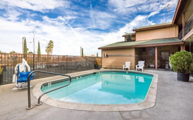 Hotel Avenida Victorville I 15