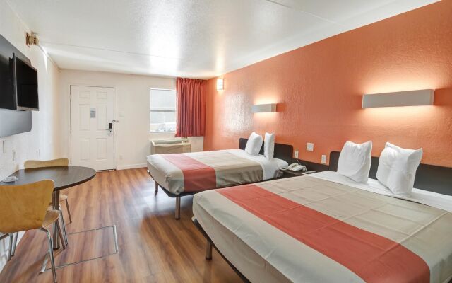 Motel 6 Dallas, TX - Forest Lane