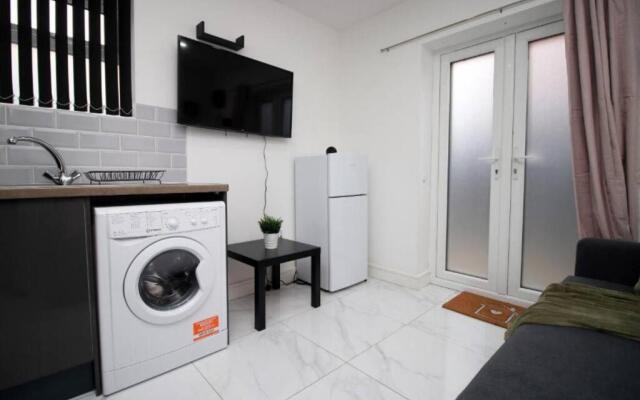 Tavi 3 by Mia Living Modern 1 bedroom apartment