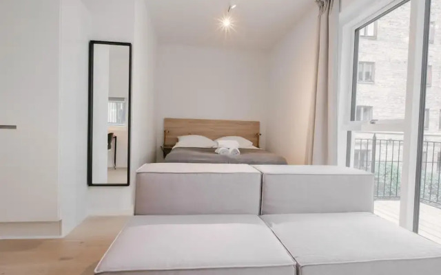 Townhouse Studio w Large Private Balcony