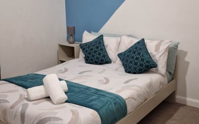 Gillingham Home - Sleeps 4 - Comfort & Convenience