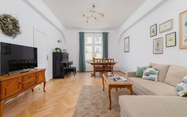 Retro Apartment Cracow Center by Renters
