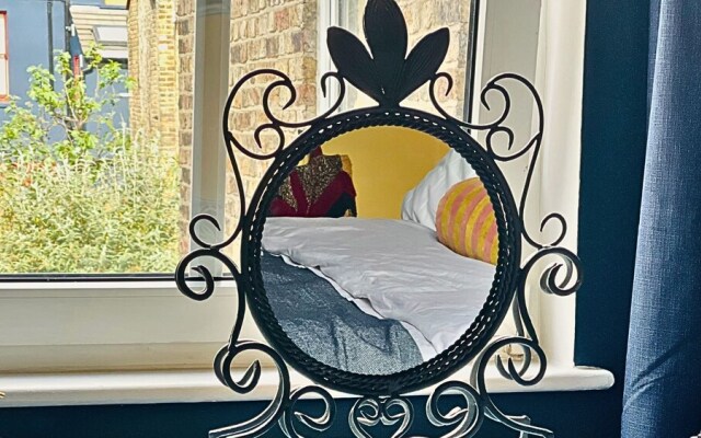 Stylish Portobello Road 2 Bedroom Easy Access