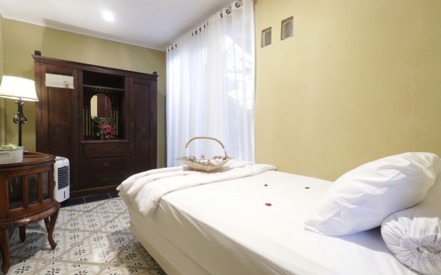 NILA HOUSE, Sharia Family Home Stay by ZUZU – Guest Rooms – Jakarta