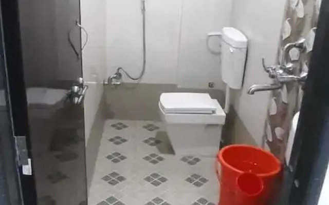 Rajhuns Deluxe Lodging