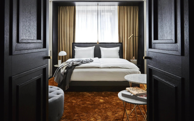 Roomers Munich, Autograph Collection