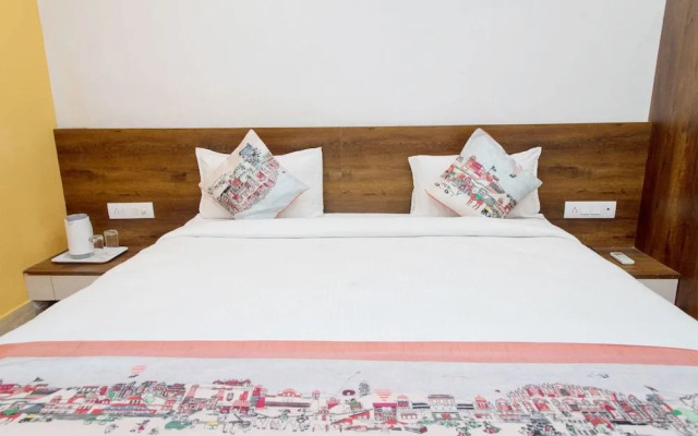 OYO 10893 Hotel Divine Inn