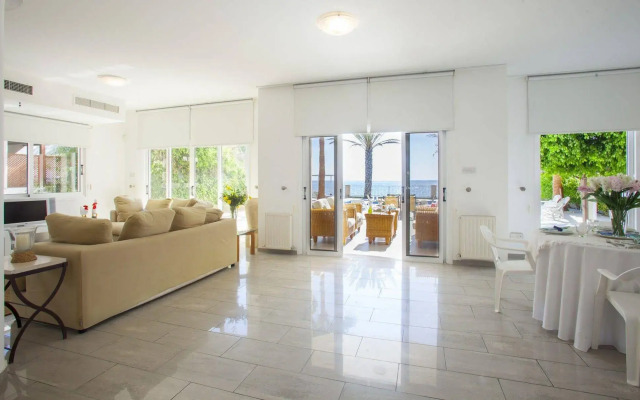 Sunset Beachfront Villa Meneou