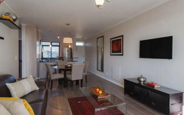 Cape Town City Accommodation - The Island Club