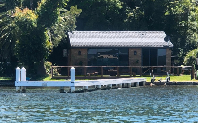 Serenity by the Lake - Romantic Waterfront Couple's Getaway