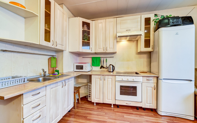 Гости Любят на Ленсовета 43