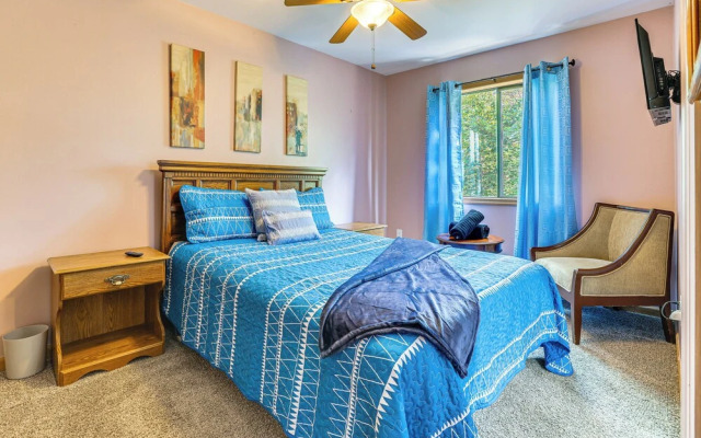 Pocono Getaway: Hot Tub, Community Lake Access!